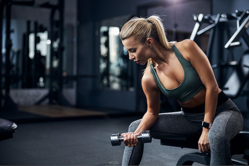 Woman lifting a free weight at the gym.